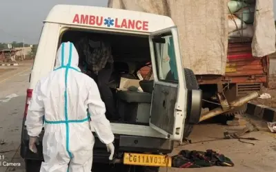 सड़क हादसे में कोरोना मरीज और एम्बुलेंस के ड्राइवर की मौत