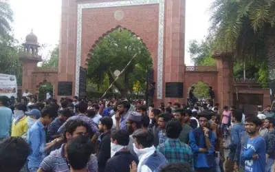 अलीगढ़ मुस्लिम यूनिवर्सिटी के छात्र ने पंखे से लटककर ख़ुदकुशी की