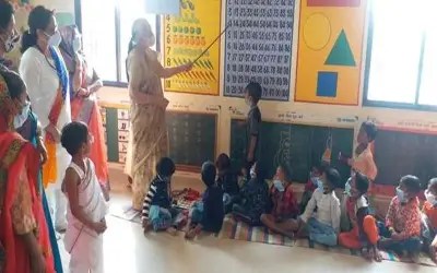 पीएम मोदी के संसदीय क्षेत्र में राज्यपाल आनंदी बेन ने बच्चों को पढ़ाया