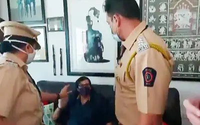 पत्रकार अर्णब गोस्वामी गिरफ्तार