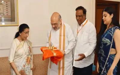 आशा भोसले पर फोटोबायोग्राफी पुस्तक का अमित शाह ने किया विमोचन