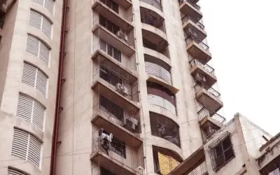 बिल्डिंग की आठवीं मंजिल से महिला ने लगाई छलांग, मौके पर मौत