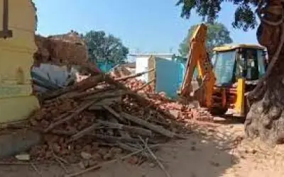 महिला से दुष्कर्म और हत्या मामले में आरोपी के मकान पर चला बुलडोजर