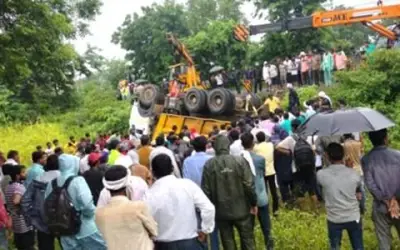 बुलढाणा में हुए ट्रक हादसे में 13 मजदूरों की मौत, 3 घायल