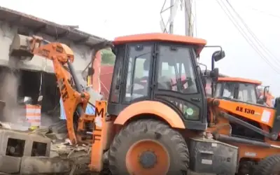 नूंह में हिंसा के बाद फिर गरजा बुलडोजर, तोड़ी गईं 40 से अधिक दुकानें