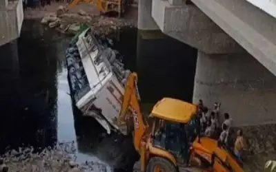 डबल देकर बस नाले में गिरी, 29 की मौत