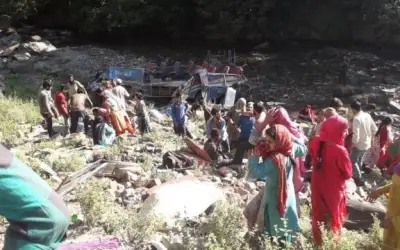 जम्मू-कश्मीर : खाई में बस गिरने से 35 यात्रियों की मौत