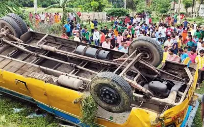 खाई में बस गिरने से बांग्लादेश में 17 की मौत, 25 घायल