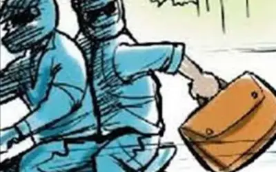 लुटेरों ने दिनदहाड़े बैंक से निकले शख्स से 15 हज़ार उड़ाए