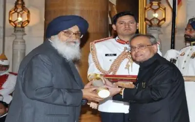 बादल लौटाएंगे पद्म विभूषण सम्मान, पंजाब के बड़े खिलाड़ी भी वापस करेंगे अवार्ड