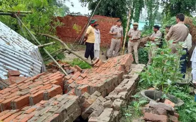 दीवार ढहने से बुजुर्ग, भेड़ और बकरे की मौत