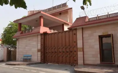 वरिष्ठ जजों चुनाव आयोग अधिकारियों को सरकार का तोहफा