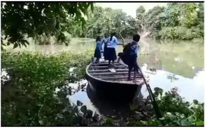बेगूसराय में नाव चलाकर सवा सौ बच्चे जाते हैं स्कूल