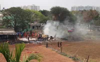 दो एयरक्राफ्ट टकराए, एक पायलट की मौत
