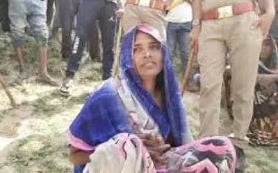 अपने पांच बच्चों के साथ मां ने लगाई गंगा में छलांग