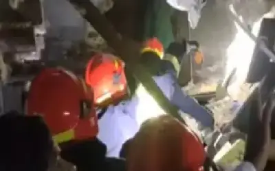 दो मंजिला इमारत गिरने से हुआ बड़ा हादसा, 2 की मौत