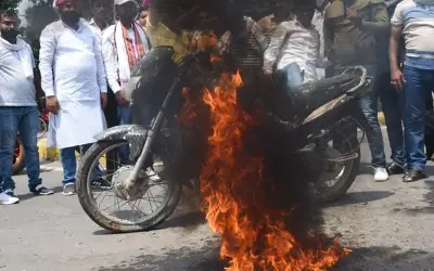 बाइक में आग लगाकर पेट्रोल की महंगाई का विरोध