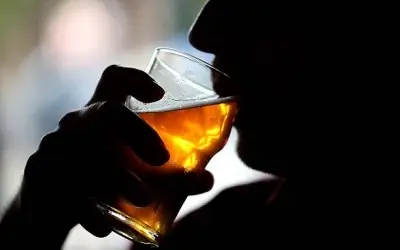 बिहार में पुलिस थाने में शराब पीनेवाला मुंशी गिरफ्तार