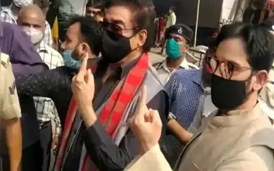 शत्रुघ्न सिन्हा ने प्रत्याशी बेटे लव के साथ की पटना में वोटिंग