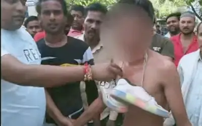 प्रेमिका से मिलने गए प्रेमी को पिटाई के बाद पहनाई गई जूतों की माला