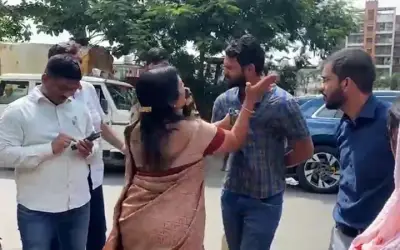 महिला विधायक ने मनपा अधिकारी को जड़ा थप्पड़, वीडियो वायरल