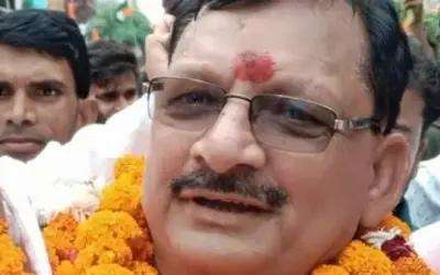 यूपी में बीजेपी विधायक की चलती गाड़ी में मौत