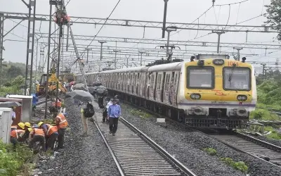 मुंबई लोकल ट्रेन की तीन लाइनों पर मेगा ब्लॉक, यहां जाने पूरा शेड्यूल
