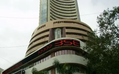 शेयर बाजार खुलने के ही साथ गिरा