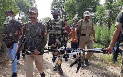 पाकिस्तानी ड्रोन से बीएसएफ ने बरामद किए हेरोइन और हथियार