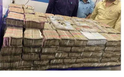 छापेमारी में बरामद कैश को गिनने में लगे 6 घंटे, कारोबारी ने दफ्तर की दीवारों में छिपा रखी थी अकूत दौलत