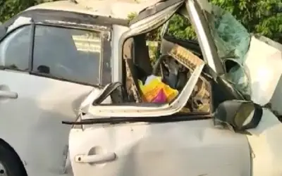 पेड़ से टकराने के बाद कार के उड़े परखच्चे, चार की मौत