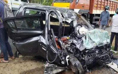 कार-लॉरी की टक्कर में एक ही परिवार के तीन लोगों की मौत