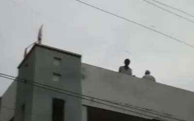 छत पर तिरंगा फहराने से हुई युवक की मौत