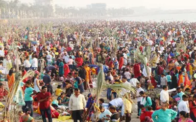 जुहू बीच पर उमड़ा छठ व्रतियों का हुजूम,धूमधाम से मनाया गया लोक आस्था का महापर्व
