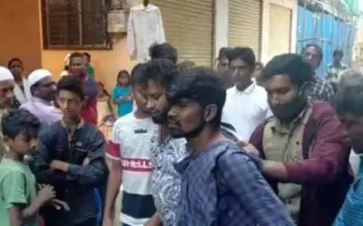 पुलिस से भागनेवाले चोर को पब्लिक ने धोया