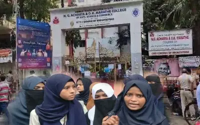मुंबई  के कॉलेज में हिजाब पहनने से छात्राओं को रोके जाने के बाद जमकर हुआ बवाल