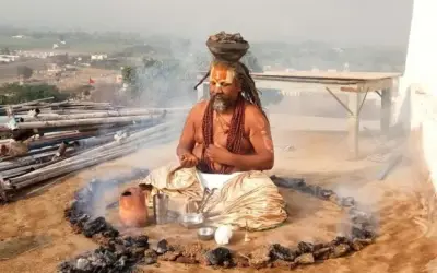 कंप्यूटर बाबा के आश्रम पर चला प्रशासन का हथौड़ा