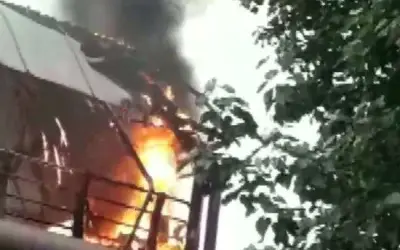 कॉटन ग्रीन रेलवे स्‍टेशन के स्‍काईवॉक में आग