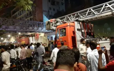 मुंबई सीएसटी के पास फुटओवर ब्रिज गिरने से 6 की मौत