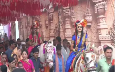 दो बहनों ने अपनी बारात निकाली और दूल्हे के घर पहुंचीं
