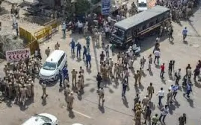 दिल्ली में पथराव करनेवाले दो लोग गिरफ्तार
