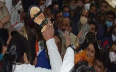 एमसीडी सदन में जमकर चले जूते-चप्पल