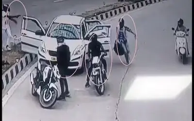 राजधानी दिल्ली में नकाबपोश बदमाशों ने बंदूक की नोक पर दिन दहाड़े व्यापारी को लूटा