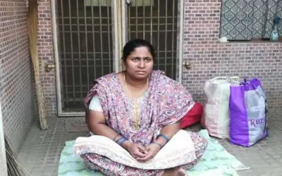 पति के खिलाफ घर के बाहर धरने पर बैठी पत्नी