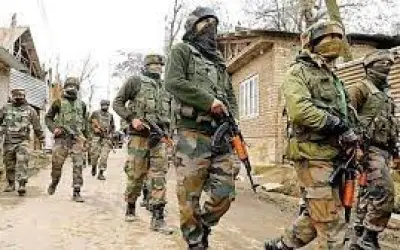 मुठभेड़ में 2 आतंकवादी ढेर, आतंकी का  सहयोगी भी मारा गया