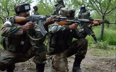 सुरक्षाकर्मियों ने मुठभेड़ में एक आतंकवादी को मार गिराया