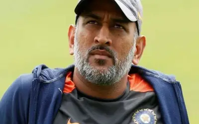 पेड़ के नीचे बैठकर वैद्य से धोनी करवाते हैं घुटनों का इलाज