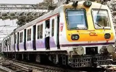 नशे में धुत युवक की चलती लोकल ट्रेन में यात्रियों ने की पिटाई