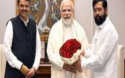 उद्धव ठाकरे के घर के बाहर लगे शिंदे और फडणवीस के बड़े - बड़े पोस्टर