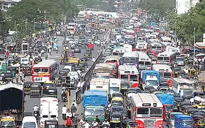 ट्रैफिक जाम का कारण बनी खस्ताहाल सड़कें